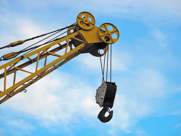 Building crane detail against blue sky — Stock Photo, Image