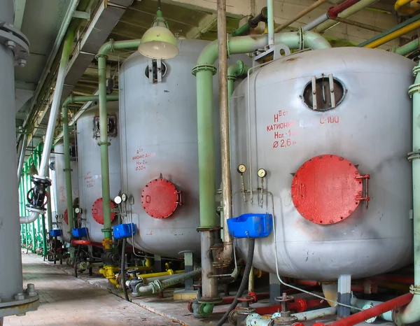Linha de tanques químicos industriais — Fotografia de Stock