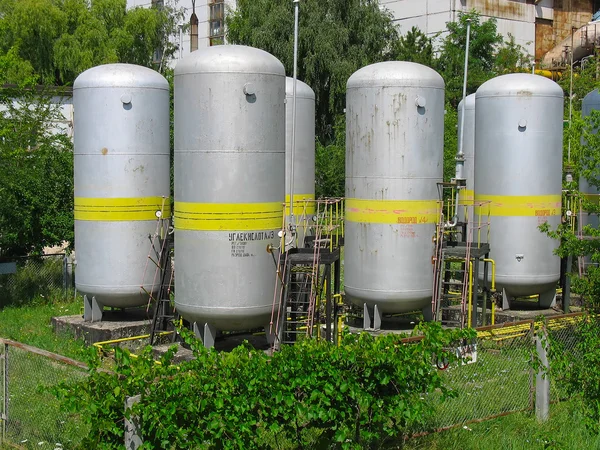 Industriële chemische tanks bij elektriciteitscentrale — Stockfoto