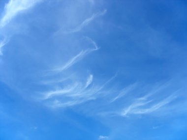 Yaz beyaz ve gökyüzü yüksek cirrus mavi