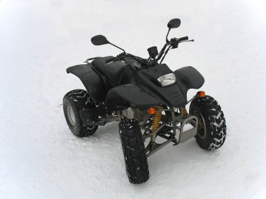 ATV siyah kar üzerinde tüm arazi aracı