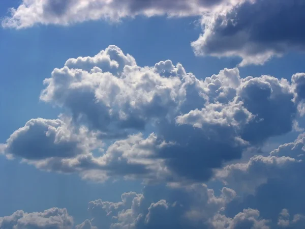 青い空と白いふわふわ雲 — ストック写真
