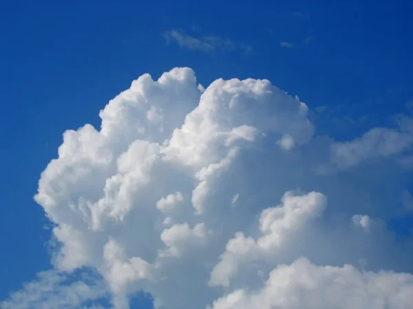 Biru langit dan putih cumulus berbulu awan — Stok Foto