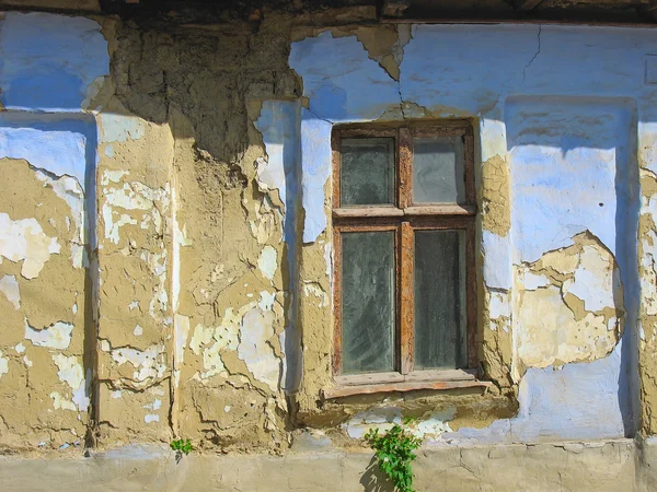 Vintage okno, hnědé a modré zdi jld — Stock fotografie