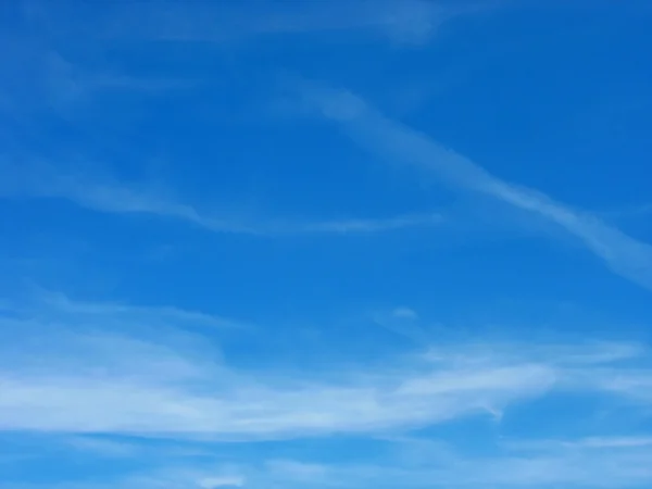 Céu azul e branco altas nuvens cirrus — Fotografia de Stock