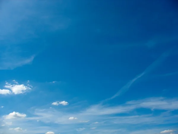 Blue sky and white high cirrus clouds — Stock Photo, Image