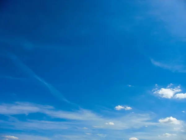 Biru langit dan putih awan cirrus tinggi — Stok Foto