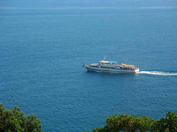 Μικρό κρουαζιερόπλοιο στην καταγάλανη θάλασσα, κοντά στην ακτή — Φωτογραφία Αρχείου