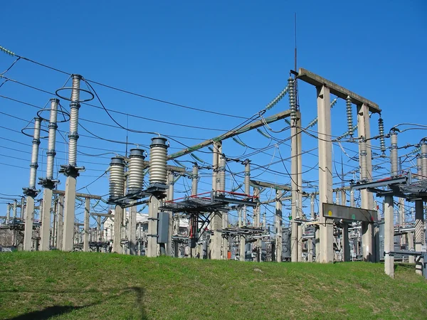 Hoog-voltage onderstation op blauwe hemel — Stockfoto