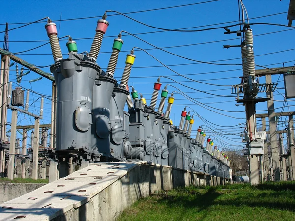 Γραμμή υψηλής τάσης ηλεκτρικό μετατροπέων — Φωτογραφία Αρχείου