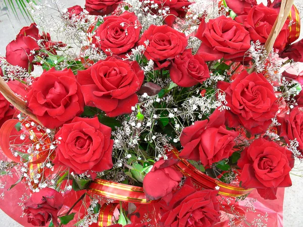 鲜艳的红玫瑰花朵与磁带 — 图库照片