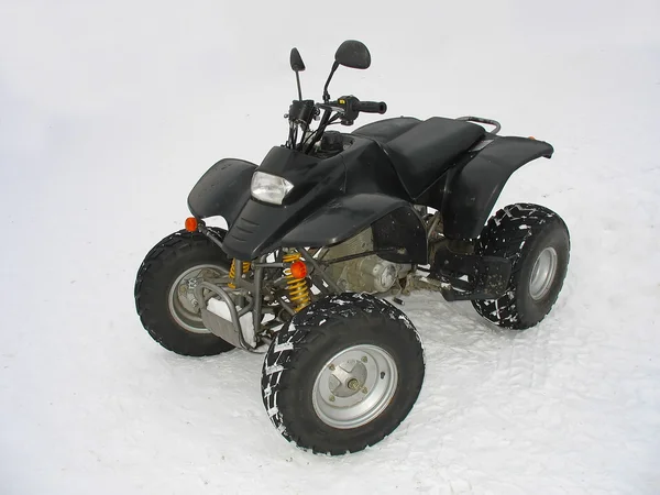 ATV černé terénní vozidlo na sněhu — Stock fotografie