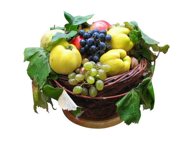 Дерев'яний кошик з осіннім врожаєм фруктів — стокове фото