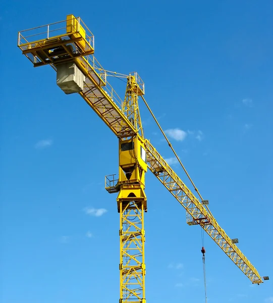 Grúa de construcción amarilla sobre cielo azul —  Fotos de Stock