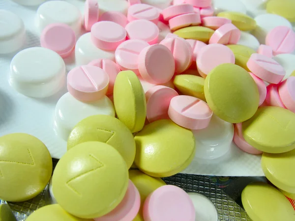 Lek białe i kolorowe tabletki w blistrach — Zdjęcie stockowe