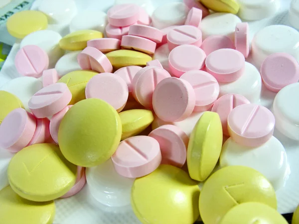 Witte en gekleurde drug pillen in blaren — Stockfoto