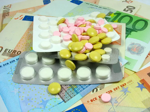 Pillole di droga bianche e colorate in blister — Foto Stock
