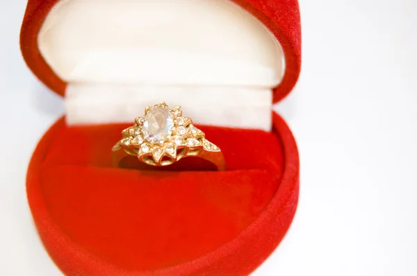 Anello dorato con immagine diamante . — Foto Stock