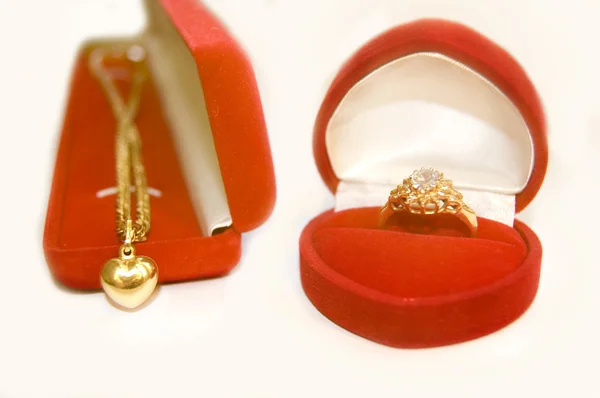 Goldener Ring und goldene Halskette. — Stockfoto