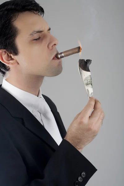 Homme d'affaires avec cigare — Photo