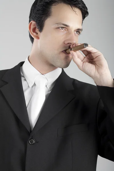 Uomo d'affari con sigaro — Foto Stock
