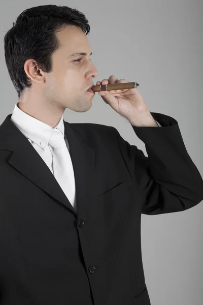 Hombre de negocios con cigarro — Foto de Stock