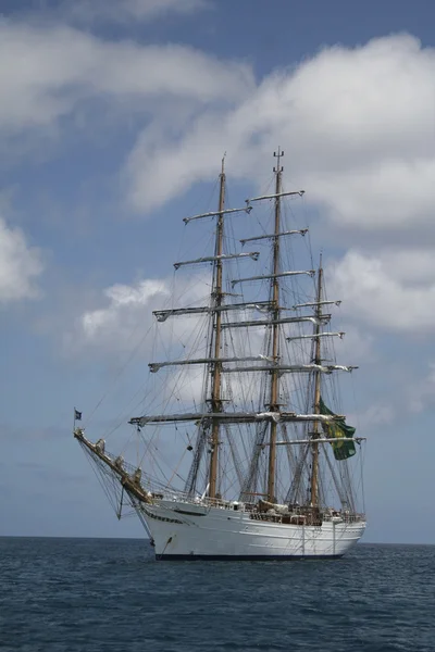 Weißes Segelschiff — Stockfoto