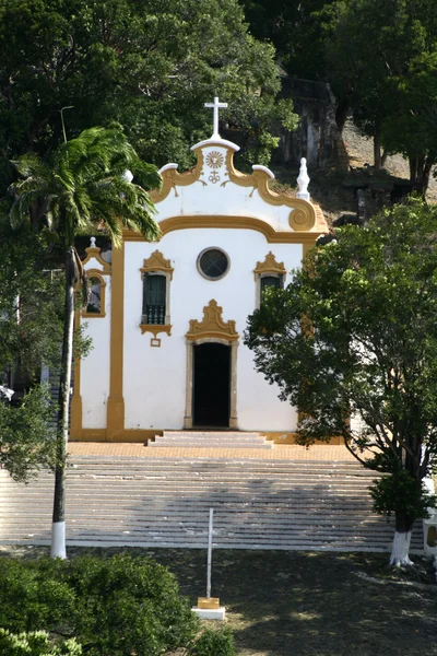 Żółty i biały kościół — Zdjęcie stockowe