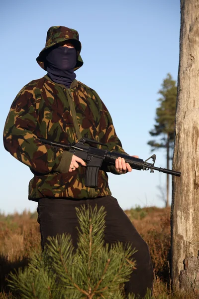 Soldaat met Camouflage (staand) — Stockfoto
