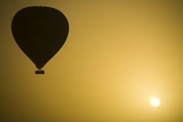 Αερόστατο ζεστού αέρα και τον ήλιο — Φωτογραφία Αρχείου