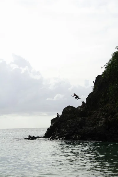 Saltar de la silueta de roca — Foto de Stock