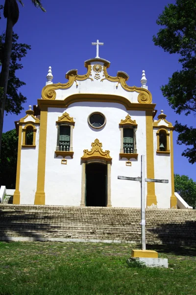 Żółty i biały kościół — Zdjęcie stockowe