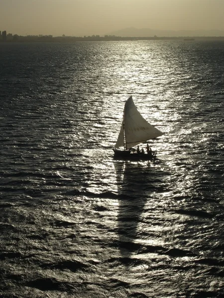 Yelken gemi silueti — Stok fotoğraf