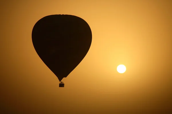 Balon na gorące powietrze i słońce — Zdjęcie stockowe