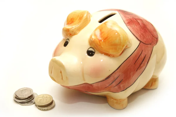 Piggy Bank ao lado de moedas — Fotografia de Stock