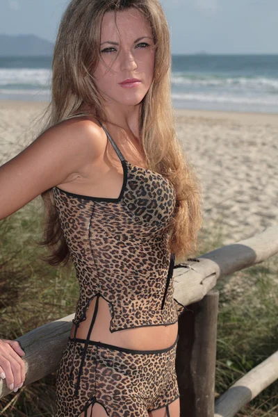 Model op het strand — Stockfoto