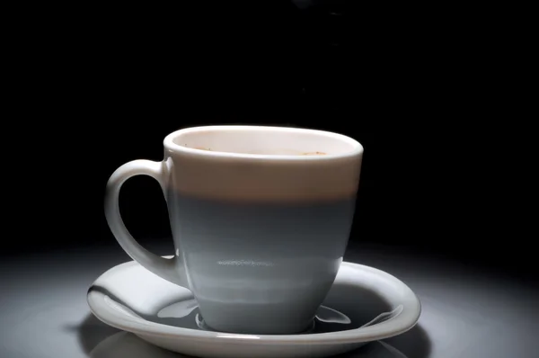 Tazza di caffè su sfondo nero — Foto Stock