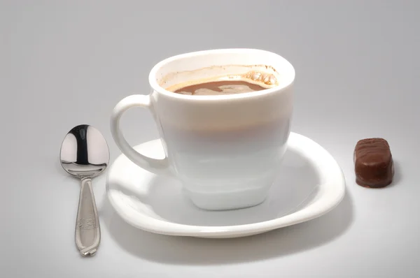 Tazza di caffè caldo con cucchiaio — Foto Stock