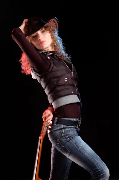 Привлекательная девушка с гитарой в руках — стоковое фото