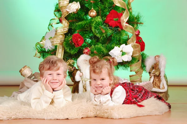 Crianças e árvore de Natal — Fotografia de Stock