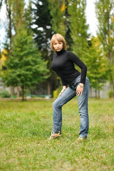 Привлекательная девушка позирует в парке — стоковое фото