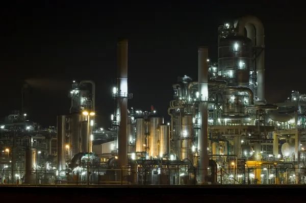 Нефтехимическая промышленность ночью — стоковое фото