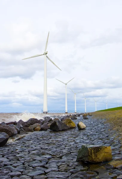 Ветряные турбины подряд — стоковое фото