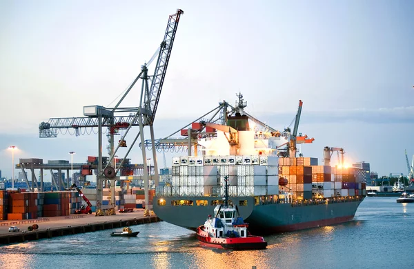 Containerschiff manövrieren — Stockfoto