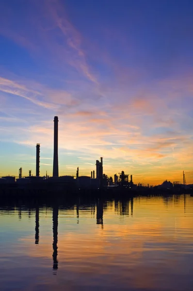 Rafineria ropy naftowej o zachodzie słońca — Zdjęcie stockowe