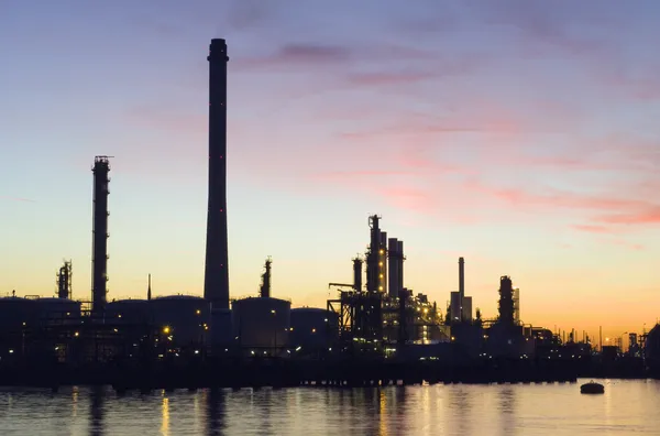 Rafineria ropy naftowej o zachodzie słońca — Zdjęcie stockowe
