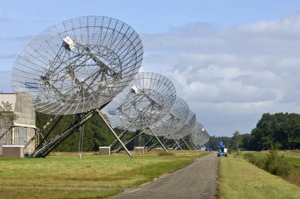 Elf radio telescopen in een rij — Stockfoto