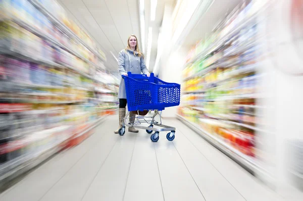 超市里的女人 — 图库照片