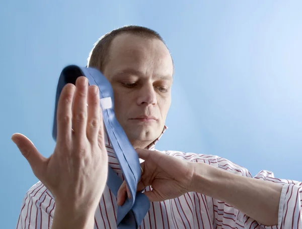 Putting on a tie — Stock Photo, Image