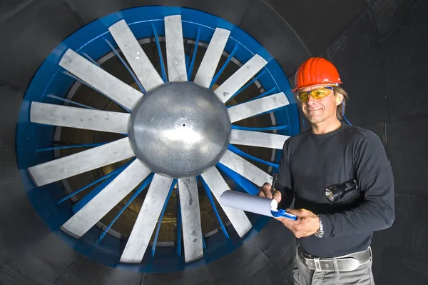 Ingeniero sonriente en un túnel de viento — Foto de Stock